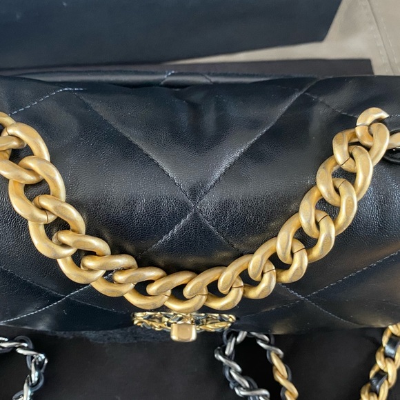 Authentic Chanel19 small black lambskin 30 series with Zeko certificate - Picture 5 of 16